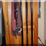 H04. Belts and ties.